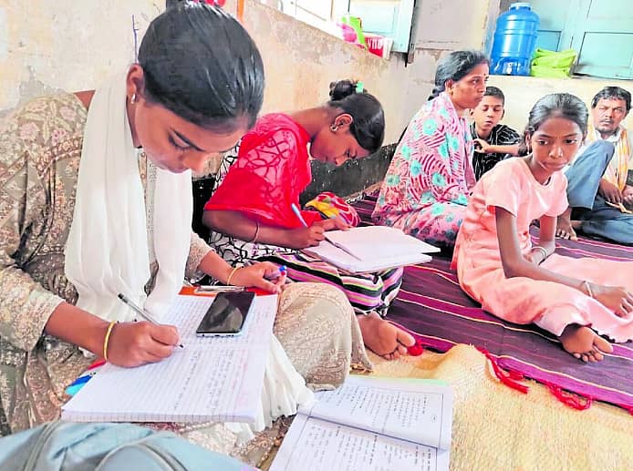 <div class="paragraphs"><p>ಗೋಕಾಕದ ಸರ್ಕಾರಿ ಮುನ್ಸಿಪಲ್‌ ಪದವಿ ಕಾಲೇಜಿನಲ್ಲಿ ತೆರೆದ ಕಾಳಜಿ ಕೇಂದ್ರದಲ್ಲಿ, ಎಸ್‌ಎಸ್‌ಎಲ್‌ಸಿ ವಿದ್ಯಾರ್ಥಿನಿಯರಾದ ವಿದ್ಯಾಶ್ರೀ ಹಾಗೂ ರೇಷ್ಮಾ ಅಭ್ಯಾಸದಲ್ಲಿ ನಿರತರಾದರು.</p></div>